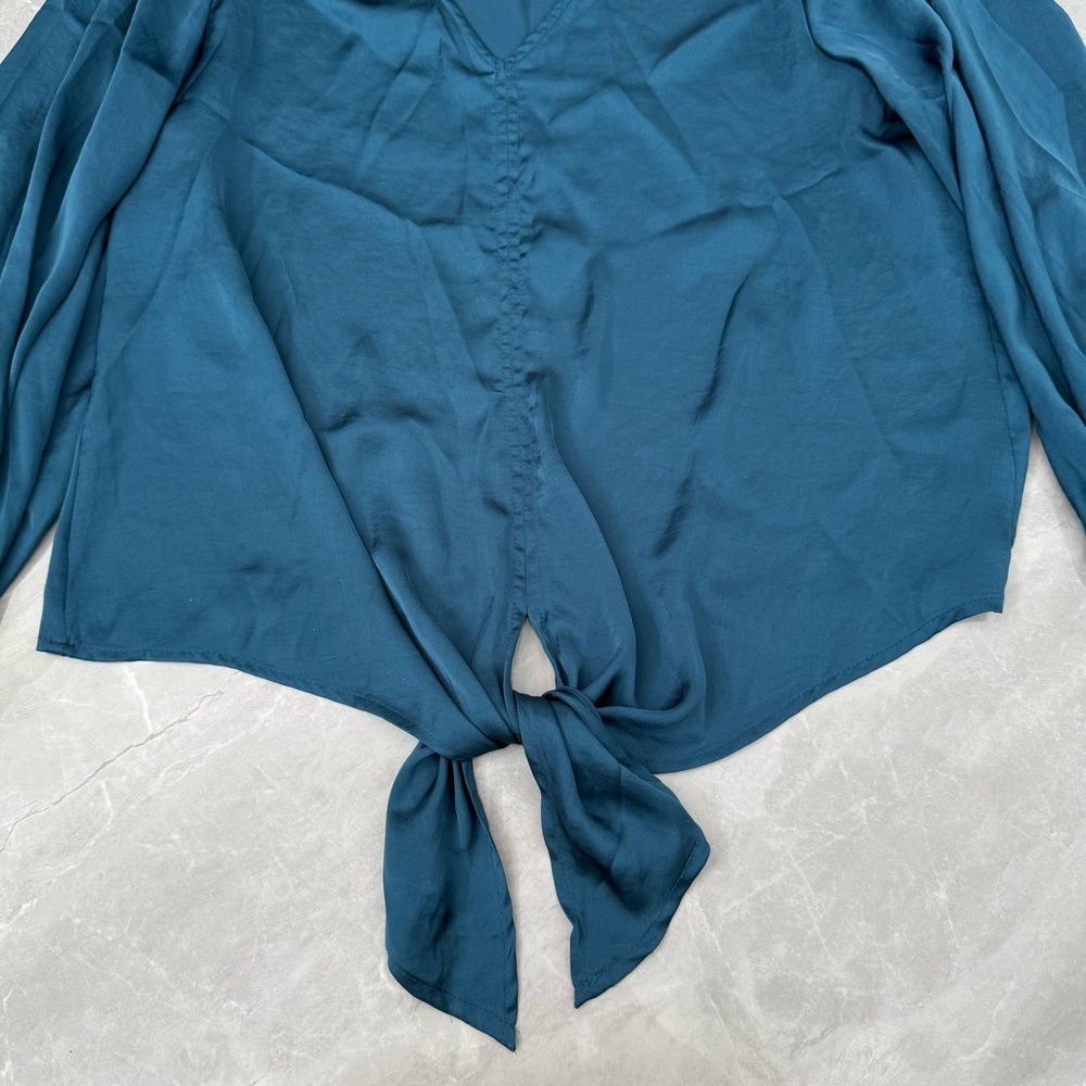 Women’s Vince Camuto Tie Front Elastic Cuff Long Sleeve V-Neck Top Medium - Picture 4 of 15